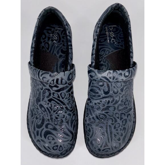 BOC Born Concept Women’s Peggy Shoes Navy 8.5 Embossed Paisley Slip-On Clogs EUC - Picture 1 of 13